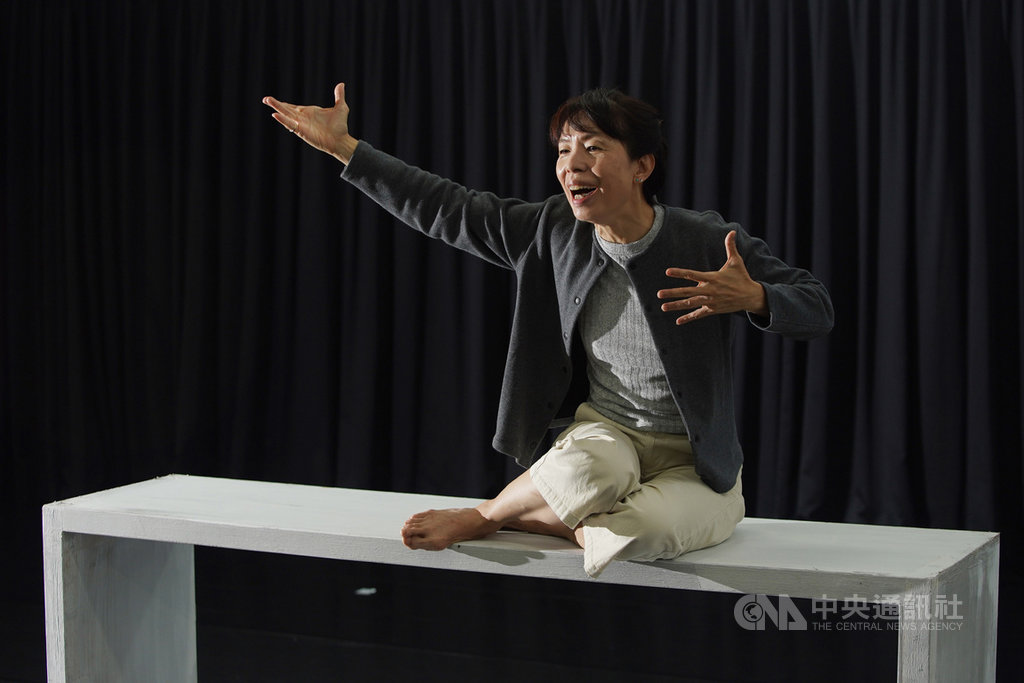 國家文藝獎舞蹈類得主古名伸表示,自己做「接觸即興」,除了真心喜歡,也知道這個需要一些時間讓外界明白,「它直視本質,身體的本質,動作的本質,意識的本質,用皮膚當成雙眼感受外界,單純來說就是跳舞的人如何用這個身體跟外面的世界對應與交流。」中央社記者徐肇昌攝 109年10月29日