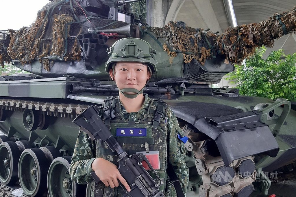 國軍第4季「戰備週」實兵演練進入第4天,陸軍蘭陽地區指揮部3部M60A3戰車罕見出現在宜蘭街頭。面對兩岸現今情勢緊張,22歲戰車駕駛下士符媞雯(圖)受訪時說,她並不擔心,因為國軍訓練紮實,絕對不會輸。中央社記者沈如峰宜蘭縣攝 109年10月29日
