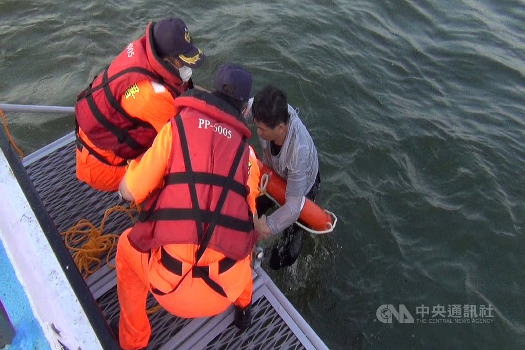 台南市3名男子29日上午到安平商港南防波堤釣魚時,遭突然自外海湧上的海浪打落海中,海巡隊接獲通報後及時趕到將人救起。(第四海巡隊提供)中央社記者楊思瑞台南傳真 109年10月29日