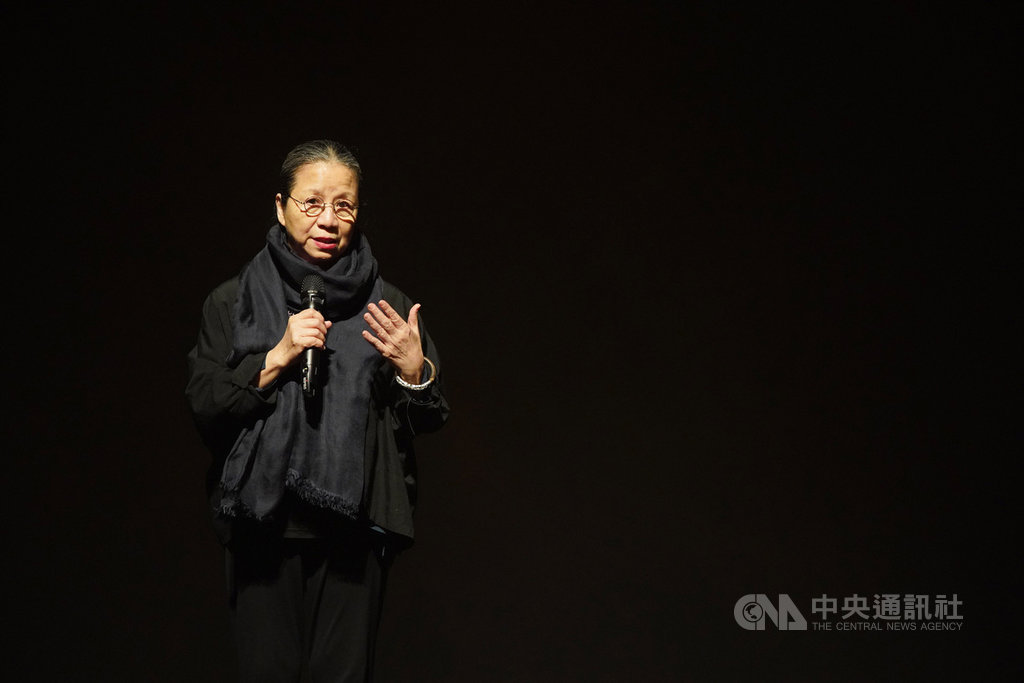 無垢舞蹈劇場30日起將在台北國家戲劇院演出經典舞作「花神祭」,藝術總監、編舞暨造型視覺設計林麗珍29日出席彩排記者會,發表感言。中央社記者徐肇昌攝 109年10月29日