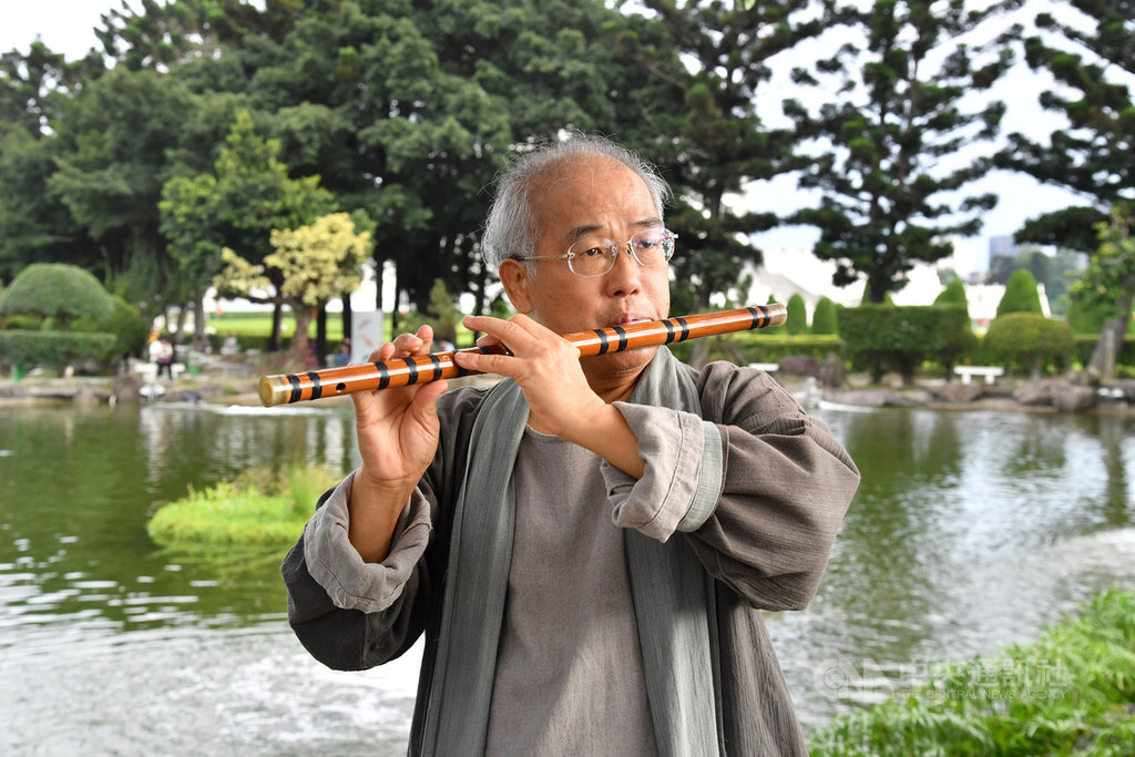 今年國家文藝獎音樂類得主陳中申不但持續創新笛子演奏技法,也親自為樂器寫曲;傳統、本土與當代元素相互融合,演奏、作曲、指揮、教學,甚至樂器改良,無役不與,對於台灣吹管樂器深具貢獻。中央社記者王飛華攝 109年10月29日