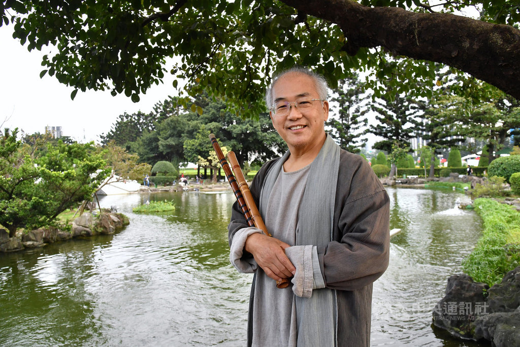 國家文藝獎音樂類得主陳中申(圖)從小常被父親帶去廟口看戲,皮影戲、布袋戲到歌仔戲都看,戲散了陳中申還坐著不忍離去,一次去八卦山遊玩,買了生平第一支笛子自學,入手快,從此就與傳統藝術表演相伴。中央社記者王飛華攝 109年10月29日
