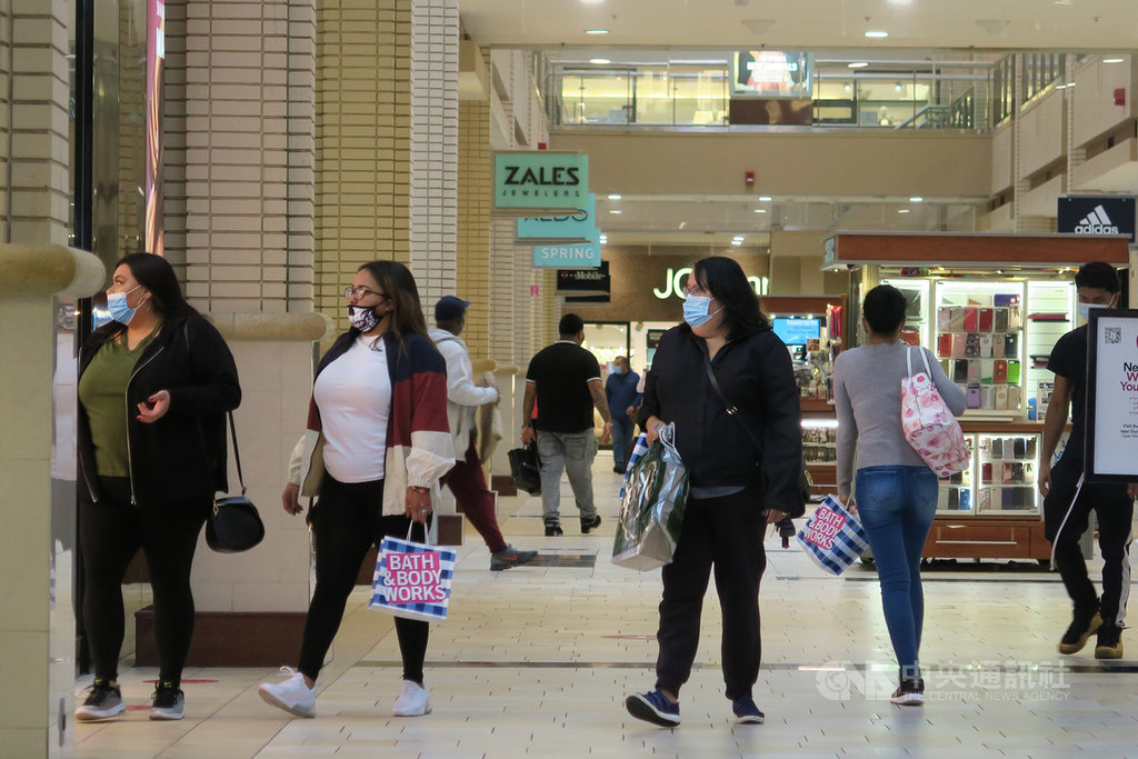 美國第3季經濟成長7.4%、折合年率33.1%,刷新紀錄,民間消費激增帶動經濟走出春季疫情嚴重時期低谷。圖為新澤西州新港中心商場景象。中央社記者尹俊傑新澤西攝 109年10月29日