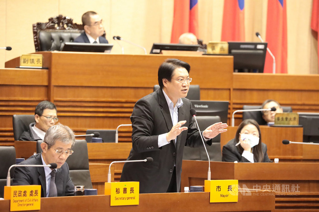 基隆市長林右昌(中)29日表示,允許含萊劑美豬進口和強制或要民眾吃豬肉是兩件事,站在地方政府權責角度,他可以要求所有團膳、營養午餐不用美豬,「因為我們是消費者,錢是我們花的,我不買」。中央社記者王朝鈺攝 109年10月29日