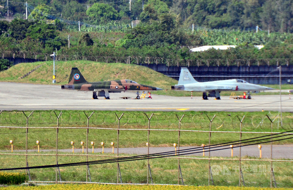 空軍台東志航基地一架F-5E戰機29日起飛2分鐘後墜海,飛官朱冠甍頭部受創送醫不治。軍方表示,F-5型機部隊全面停飛特檢。中央社記者盧太城台東攝 109年10月29日