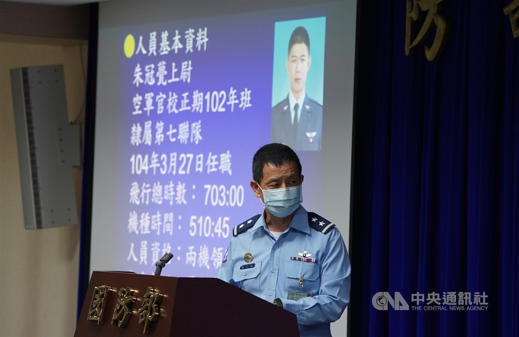 空軍第七聯隊一架F-5E戰機29日上午在台東執行任務,起飛不到2分鐘不明原因墜落志航基地北面海域,飛行員朱冠甍送醫急救仍宣告不治。國防部於10點30分召開記者會,由空軍參謀長黃志偉(圖)說明。中央社記者徐肇昌攝 109年10月29日