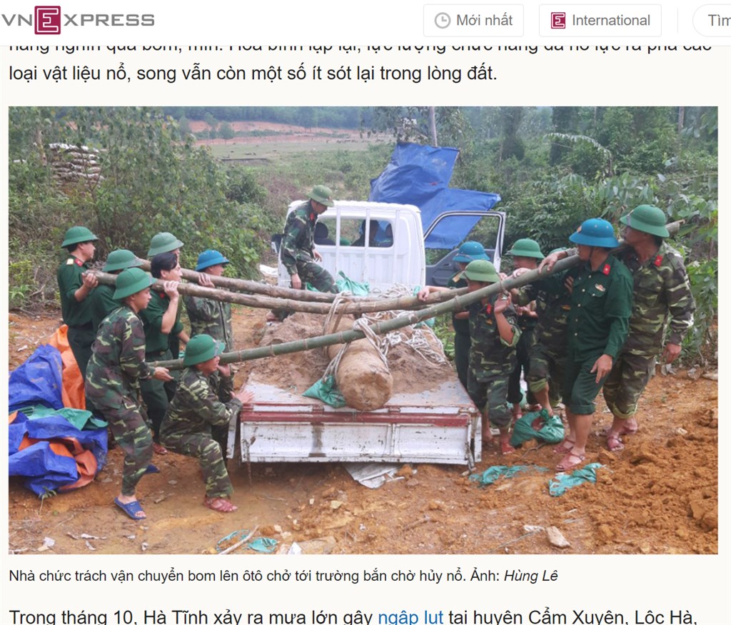 越南快訊報導,河靜省祿河縣在颱風造成的大雨沖刷下,發現一枚越戰時期重達450公斤的炸彈。(圖取自越南快訊網頁vnexpress.net)