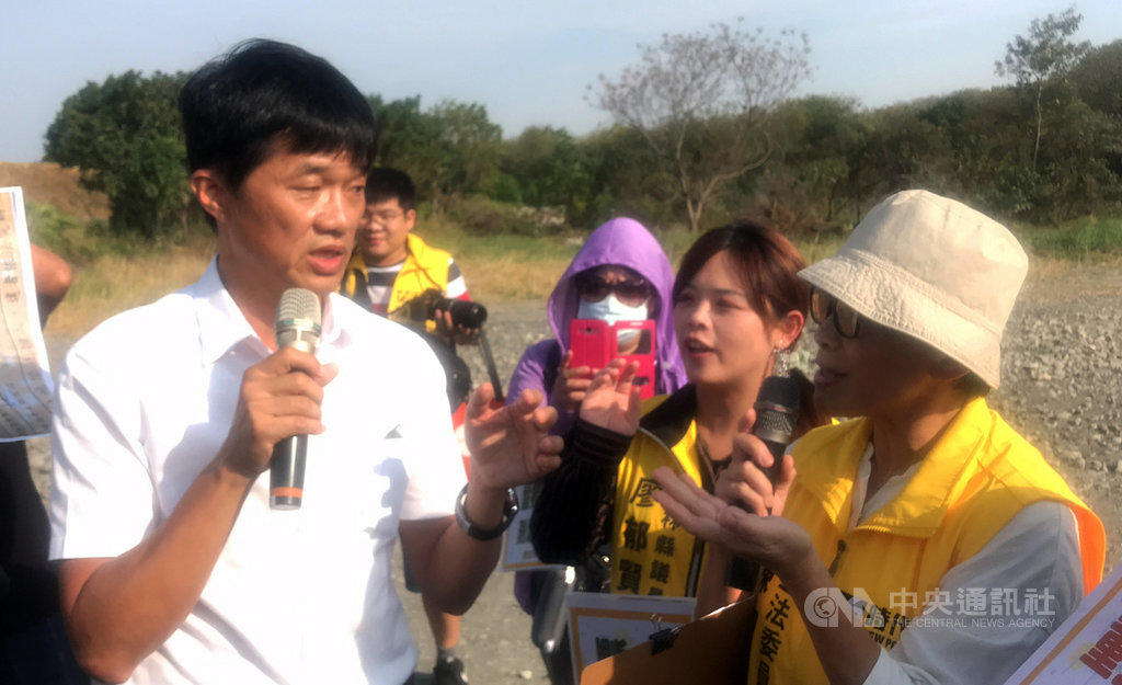 雲林縣西螺鎮堤防邊國有地遭污染,時力立委陳椒華(前右)29日現勘,國民黨籍雲林縣議員李明哲(前左)也到場說明立場,兩人一度互搶麥克風,陳椒華強調是「對事不對人」。中央社記者姜宜菁攝 109年10月29日
