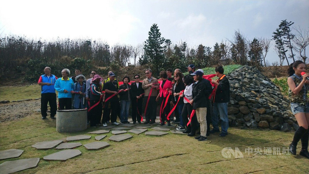 澎湖「龍門閉鎖陣地」位於湖西鄉裡正角西南側山坡內,在過去歷史中具重要戰備地位,29日由縣長賴峰偉(中,卡其夾克)等人共同剪綵揭幕,正式對外試營運。中央社 109年10月29日