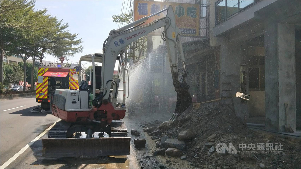 台中市東勢區一處進行施工的民宅,29日中午疑工人不慎挖斷天然氣管線,大量天然氣洩漏,消防局獲報派員到場協助灑水預防。(民眾提供)中央社記者趙麗妍傳真 109年10月29日