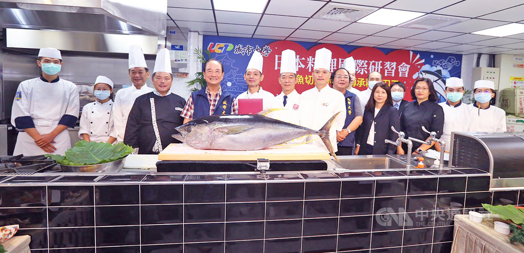 台北城市科技大學29日舉行日本料理國際研習會，邀五星級酒店主廚示範切割40公斤完整鮪魚。（城市科大提供）中央社記者許秩維傳真　109年10月29日