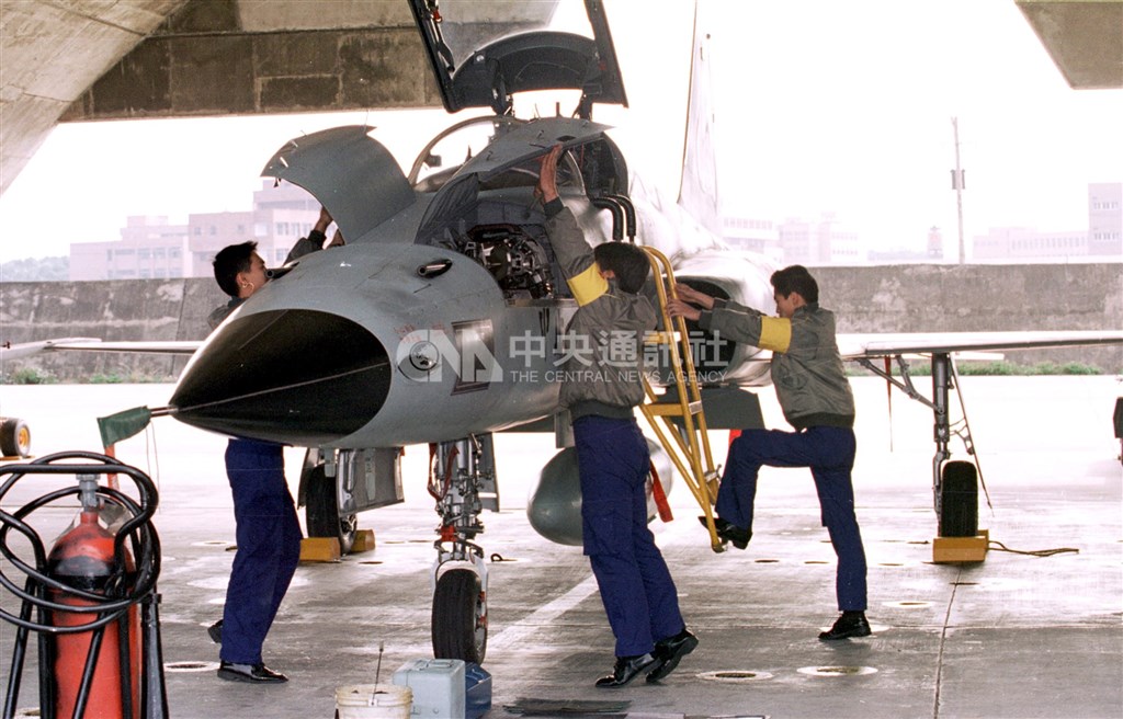 F-5系列戰機在台灣服役超過40年,是中華民國第一種自行組裝生產的噴射戰鬥機。圖為1996年春節期間空軍部隊仍全天候隨時出動F-5E戰機巡防。(中央社檔案照片)