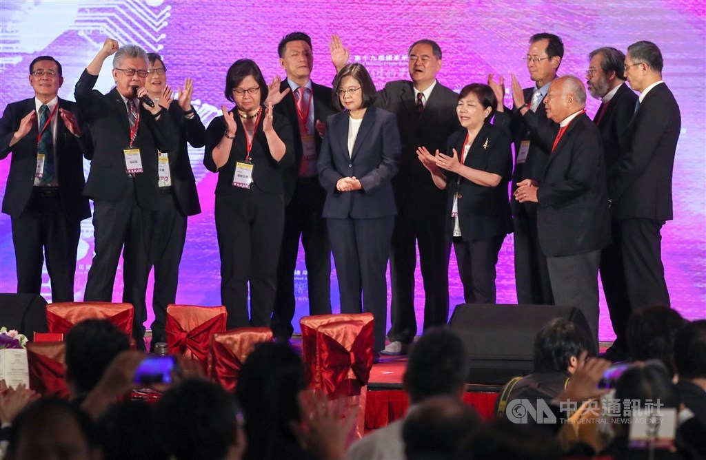 第20屆國家祈禱早餐會籌備會29日說,為避免不必要誤會,決定停辦這屆早餐會。圖為2019年總統蔡英文(前中)出席國家祈禱早餐會,牧者們為蔡總統和國家禱告祈福。(中央社檔案照片)