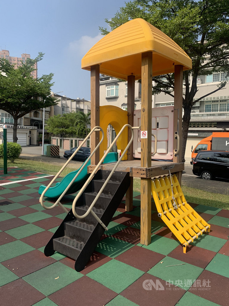 民進黨高雄市議員高閔琳29日在議會質詢時,揭露高雄市445座公園兒童遊戲場僅有2%合格率,促市府依據「兒童遊戲場設施安全管理規範」進行安全檢驗,讓兒童遊戲場務必符合安全標準,維護孩子們安全。(高雄市議員高閔琳提供)中央社記者王淑芬傳真 109年10月29日
