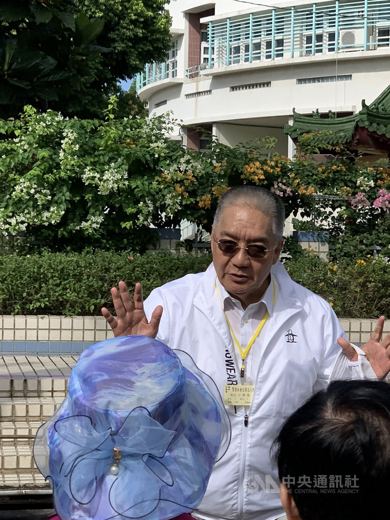 國喬電腦公司創辦人王興隆(後)25日帶著一團約50人,來到當年台南一中捨身救人的韋啟承銅像前向韋啟承致敬,王興隆更獨聲高唱南一中校歌,向團員述說韋啟承捨身義舉。(屏東縣政府秘書長邱黃肇崇提供)中央社記者郭芷瑄傳真 109年10月29日