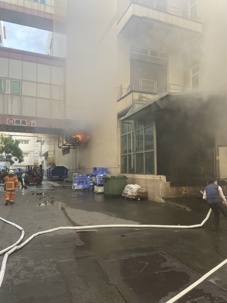 桃園市龜山區欣興電子工廠28日下午發生火警,現場竄出大量濃煙,消防隊員抵達現場後立即布水線搶救。(桃園市警局龜山分局提供)中央社記者吳睿騏桃園傳真 109年10月28日