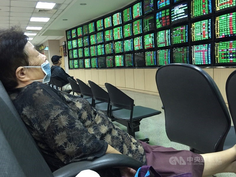 台股29日受美股拖累盤中一度重挫逾200點,終場跌1.02%、130.84點,收在12662.91點,失守月線、季線。(中央社檔案照片)