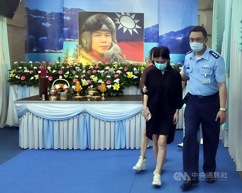 台東空軍志航基地F-5E戰機29日起飛2分鐘後墜海,飛官朱冠甍因頭部重創,送醫仍宣告不治,朱冠甍的妻子(右2)一度泣不成聲,在靈堂前一度癱軟,堅持守在朱冠甍棺木旁。中央社記者盧太城台東攝 109年10月29日