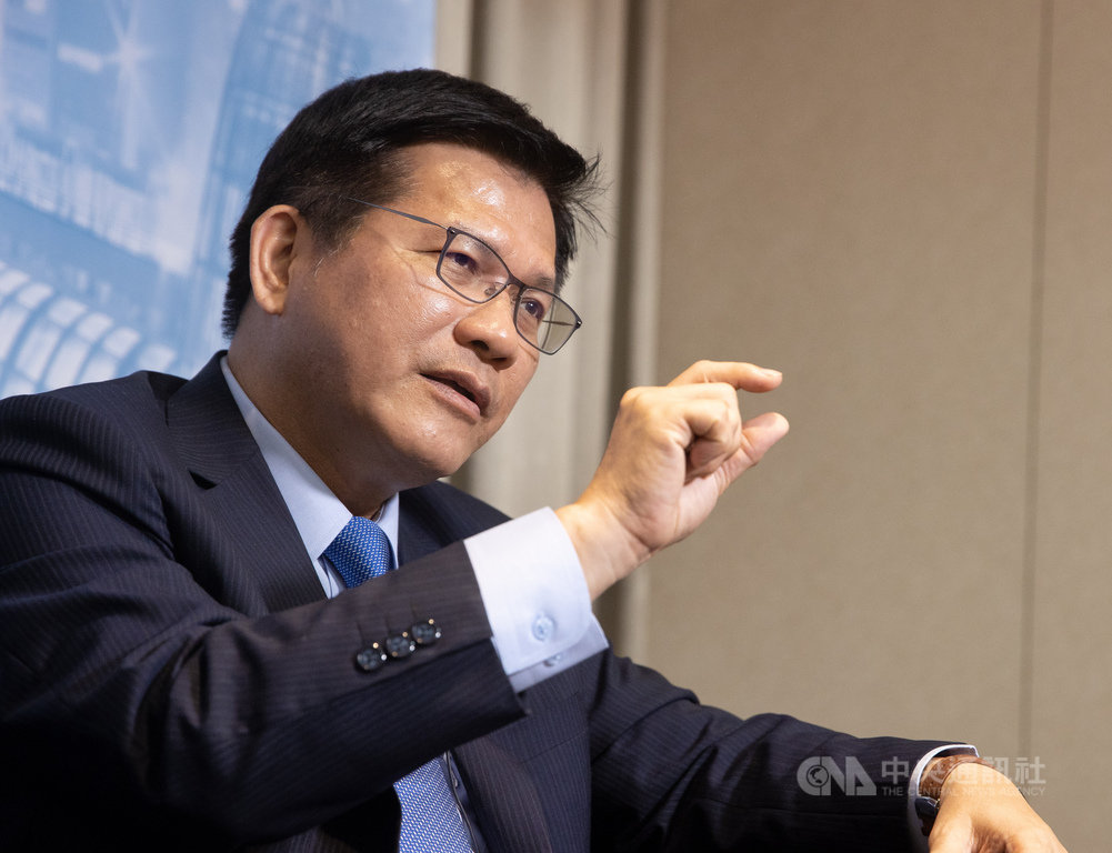 交通部長林佳龍認為,機場航廈應有整體性,桃機第一航廈設施已老舊,未來整建或拆除改建時,就應讓大航廈的概念一步到位,讓桃機3座航廈至少外觀上能相融契合,彼此的連通應更方便。中央社記者謝佳璋攝 109年10月30日