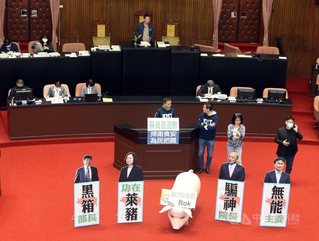 行政院長蘇貞昌30日第5度赴立法院進行施政報告並備質詢,但國民黨立委不滿蘇貞昌未對政府放寬含萊克多巴胺美豬進口道歉,在議場內擺放多個人形立牌、標語及道具豬,杯葛議事進行。中央社記者郭日曉攝 109年10月30日