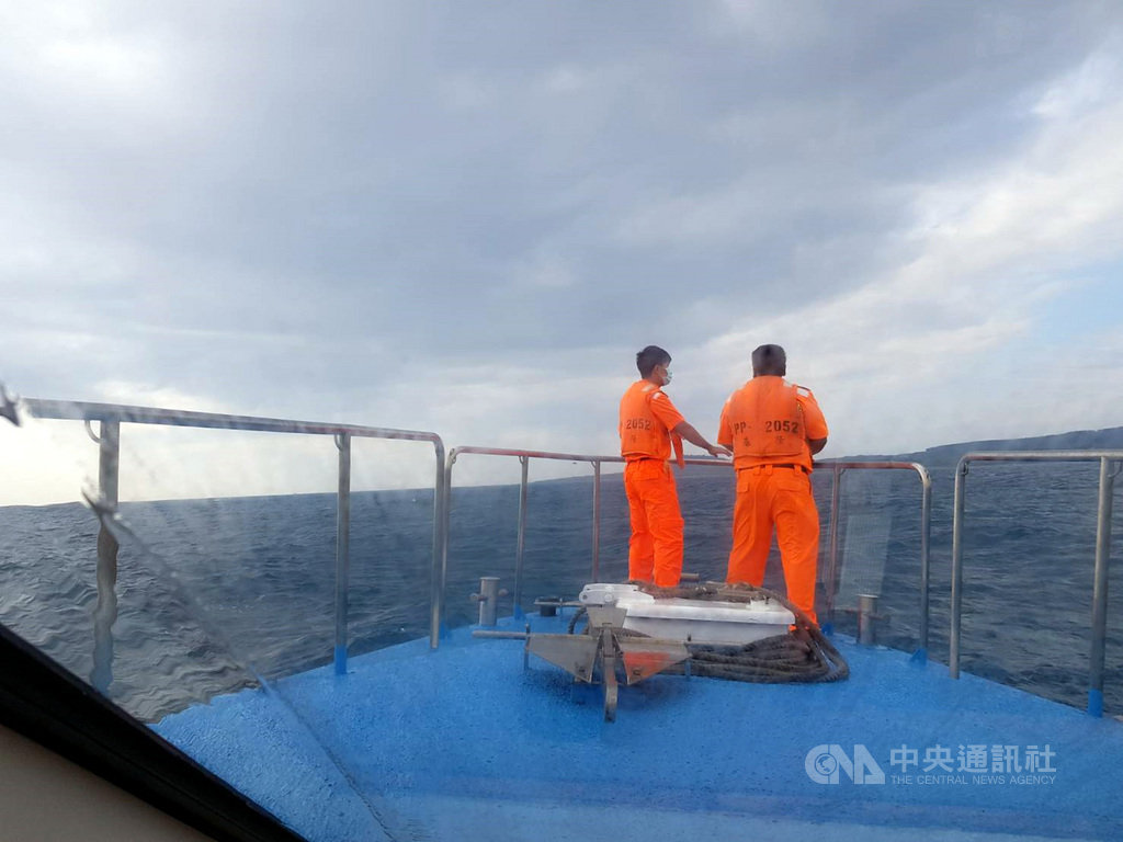 F-5E戰機失事造成飛官殉職。因戰機無黑盒子且墜落海域沿岸流不穩,無法判斷殘骸流向,飛安調查相關人員已進駐志航基地展開調查。(海巡提供)中央社記者盧太城台東傳真 109年10月30日