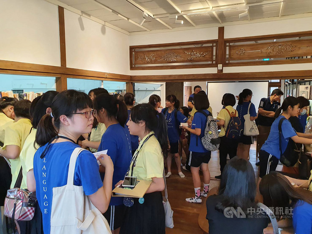 屏東女中師生30日帶領景美女中師生參訪屏東勝利星村創意生活園區,景女學生有不少人是第一次到屏東市區,也第一次走入眷村,對於彷彿走入另個時代空間,都感到十分驚喜與新鮮中央社記者郭芷瑄攝 109年10月30日