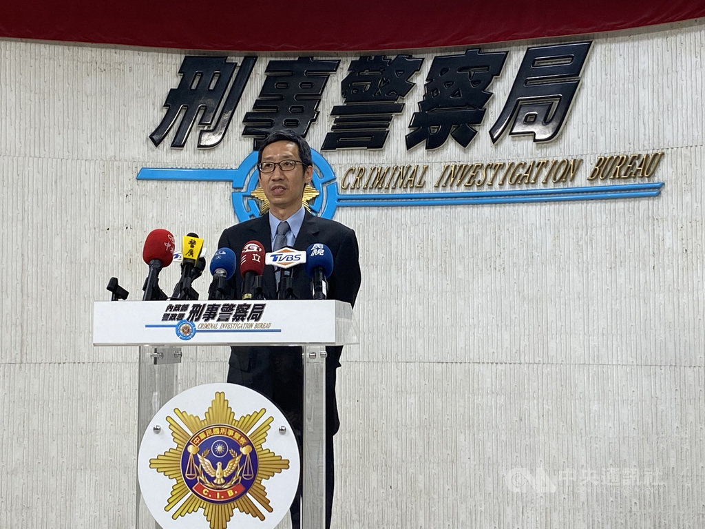 刑事局偵查第九大隊第三隊隊長邱承迪(圖)30日表示,日前執行網路巡邏發現,有賭博網站機房成員透過網路社群平台廣發訊息,號稱可提供線上賭博平台「明牌」而迅速獲利,招攬200名賭客,並假冒生技公司藏身台中民宅,刑事局循線逮9嫌送辦。中央社記者黃麗芸攝 109年10月30日