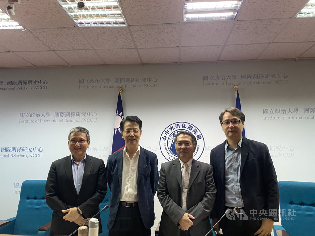 國立政大國關中心30日舉辦「中共十九屆五中全會與新經濟政策研討會」。由左至右分別是:淡江大學兩岸關係研究中心主任張五岳、中國文化大學社科院院長趙建民、政大國關中心研究員宋國誠、東亞所所長王信賢。中央社記者賴言曦攝 109年10月30日