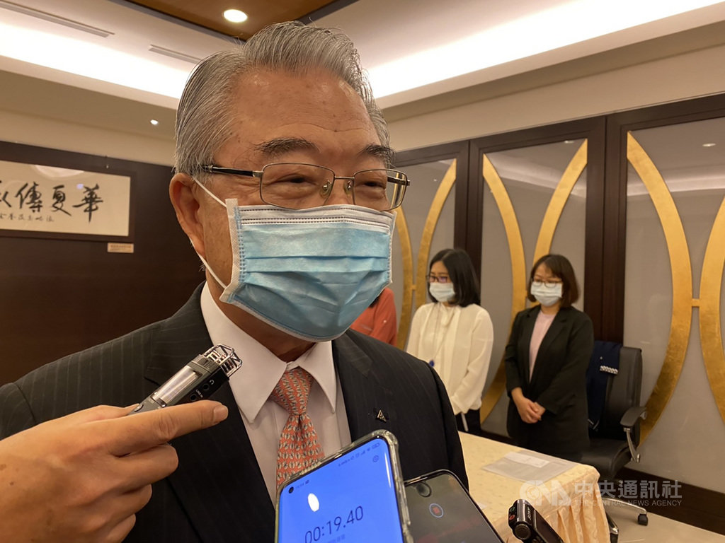 金仁寶集團董事長許勝雄(前)代理海基會董事長將於11月3日屆滿3個月。他30日面對是否續代該職的詢問時,僅稱還沒到下一屆董監事會討論時間,未正面回應。中央社記者賴言曦攝 109年10月30日