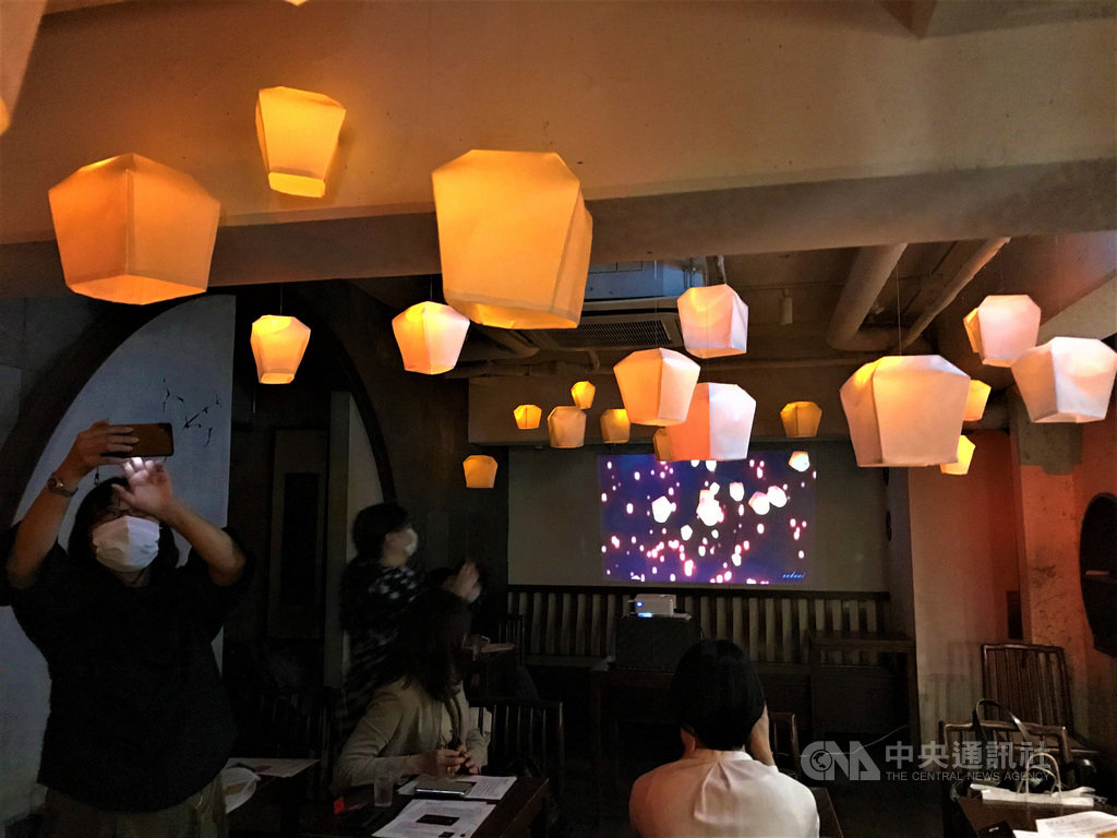 觀光局東京辦事處與日本春水堂合作,從11月初至12月底在日本春水堂店鋪舉辦「台灣FAIR」活動,店內布置天燈,營造台灣氣氛。中央社記者楊明珠東京攝 109年10月30日