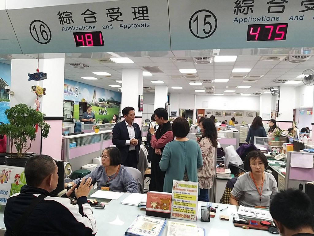 戶政系統近日多次當機,內政部長徐國勇30日表示,初步查證系統原始設計師無中方人士。圖為高雄市戶政事務所連線1月16日中午一度當機2個半小時,經資策會等單位協助,改以其他路徑連線才恢復運作。(高雄民政局提供)