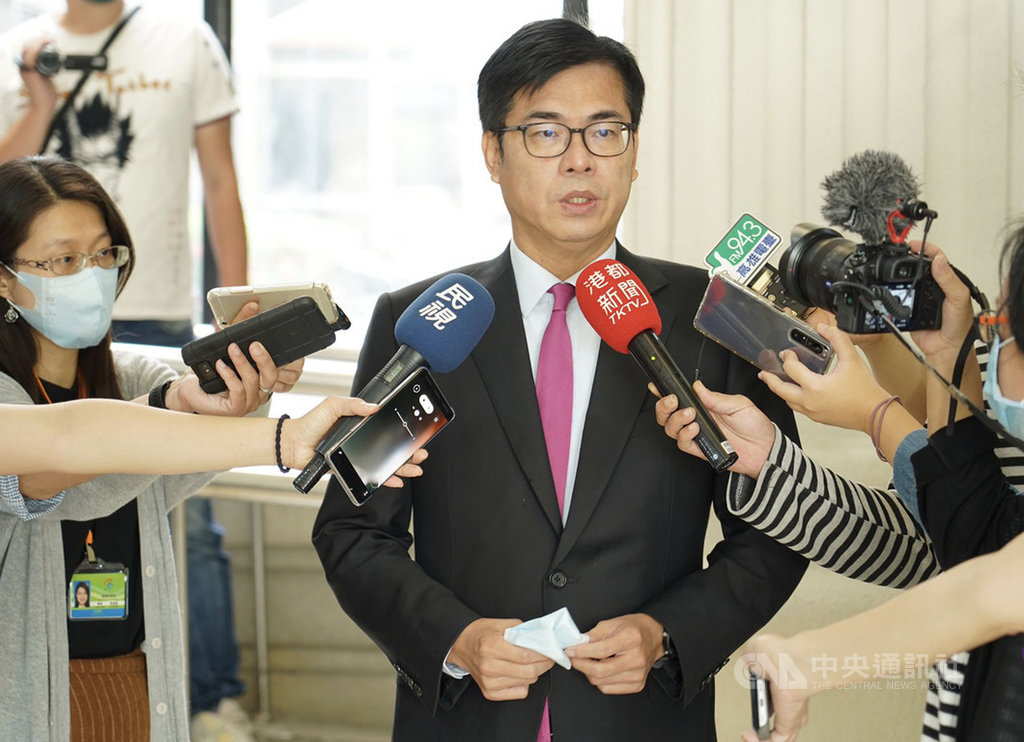 台南馬來西亞籍女大生28日晚遭擄走殺害,梁姓嫌犯落網後坦承殺人棄屍在高雄阿蓮區。對此,高雄市長陳其邁(中)30日上午在市議會受訪表示,將針對公共設施、路口燈光昏暗的治安死角等整體盤點監視器、尤其是提升學校附近的見警率,加強保護。中央社記者董俊志攝 109年10月30日