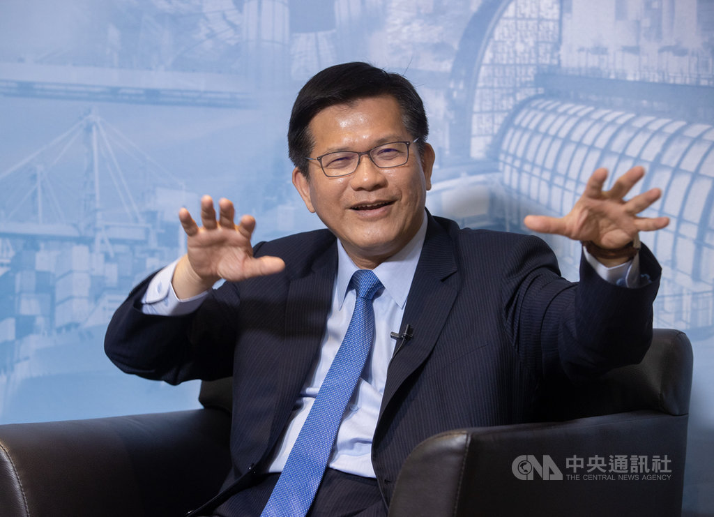交通部長林佳龍日前接受中央社專訪,表示包括桃園國際機場、台中機場、高雄機場,都將透過大航廈概念整合新舊航廈,重塑國門美學新形象。中央社記者謝佳璋攝 109年10月30日