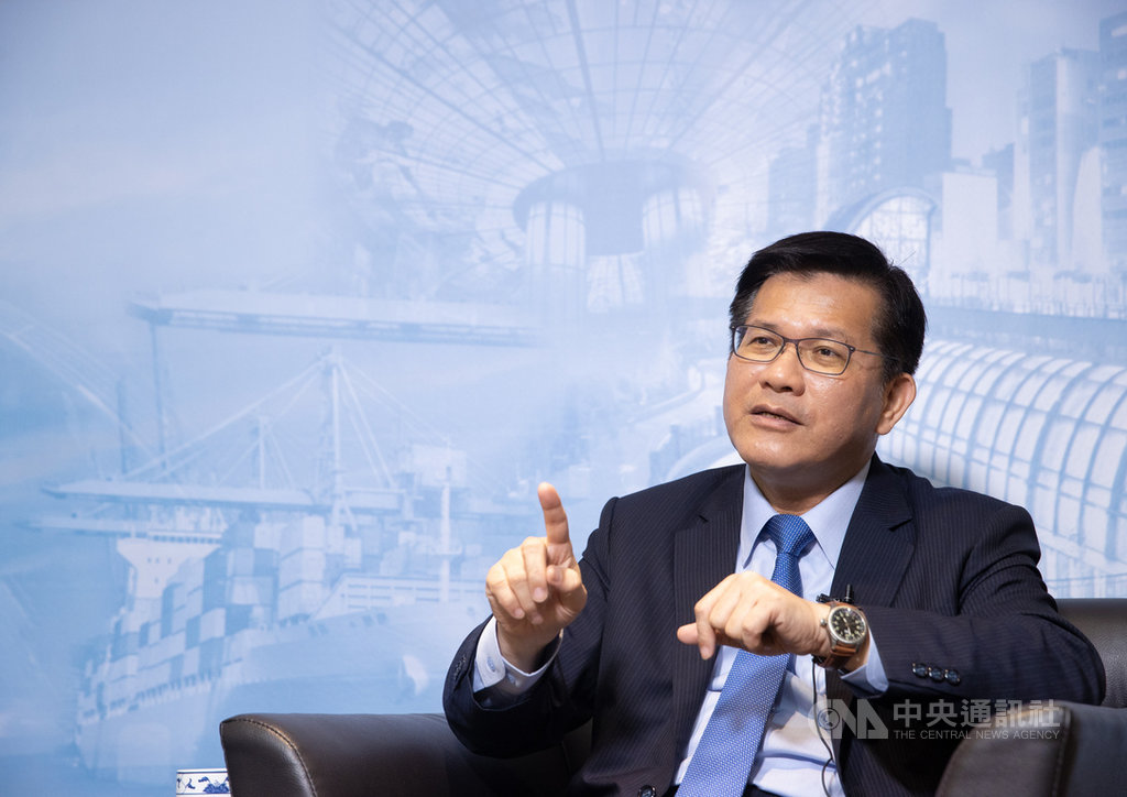 交通部長林佳龍日前接受中央社專訪表示,已核定國籍航空公司的「類出國2.0」計畫,比先前的「類出國」更創新,飛機從桃園國際機場起飛,可飛到其他國家上空,還可以在不同的國內航點降落。中央社記者謝佳璋攝 109年10月30日