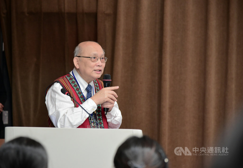 小說「傀儡花」作者陳耀昌30日在屏東大學發表演說,分享多年來致力於田野調查所建構的屏東史觀,從原住民觀點,分別以羅妹號事件「抗美」、牡丹社事件「抗日」及獅頭社事件「抗清」,來補足台灣歷史不足,呈現台灣是多族群、多元文化社會。(屏東大學提供)中央社記者郭芷瑄傳真 109年10月30日