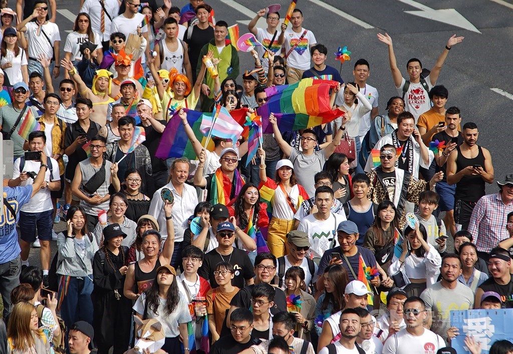 台灣2019年通過同婚專法,成為亞洲第一個同婚合法的國家。2020年的同志遊行於10月31日舉行,Google地圖將出現「彩虹路線」標示遊行路線。圖為2019年第17屆同志大遊行。(中央社檔案照片)
