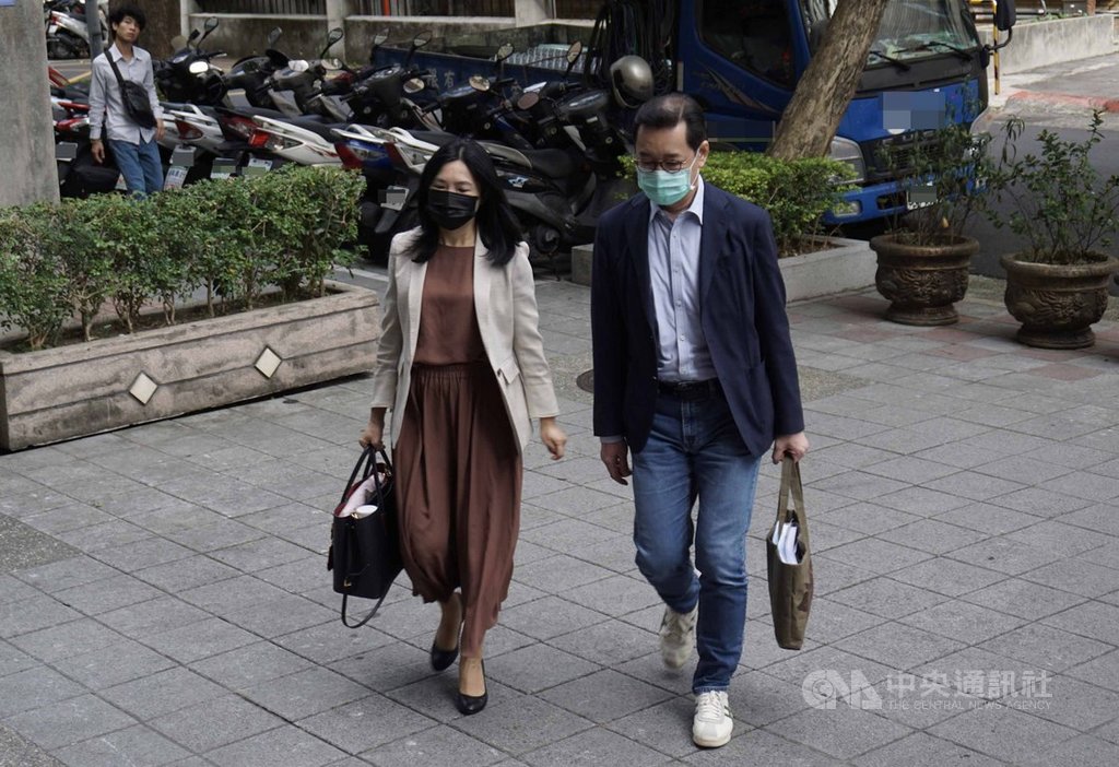 台北地院審理立委涉收賄案,30日再度傳喚涉嫌擔任白手套的是知管理顧問公司總經理郭克銘(右),就行賄中國國民黨籍立法委員廖國棟部分開庭。郭克銘庭訊時就檢方認定他行賄廖國棟、丁復華部分案情認罪。中央社記者林長順攝 109年10月30日