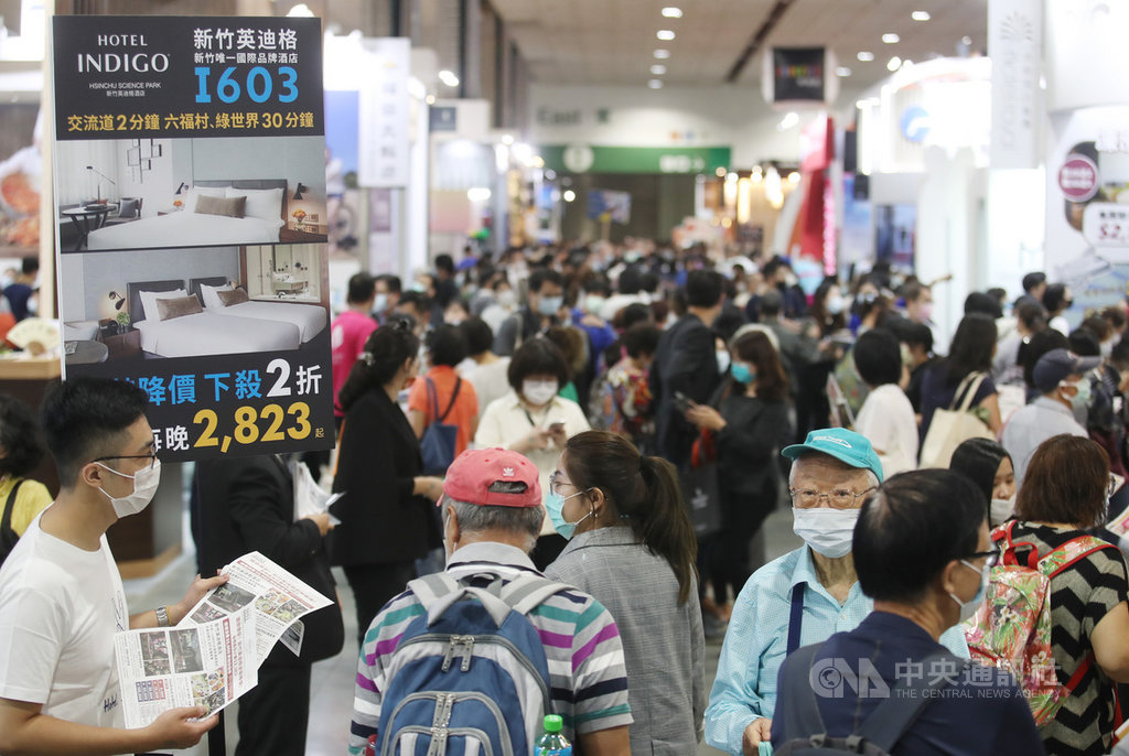 「2020 ITF台北國際旅展」30日在台北南港展覽館一館正式登場,主辦單位台灣觀光協會以「為觀光人打氣」為號召,邀請超過30個國家地區、30個中央部會和地方政府,及數百家觀光業者參展。中央社記者張新偉攝 109年10月30日