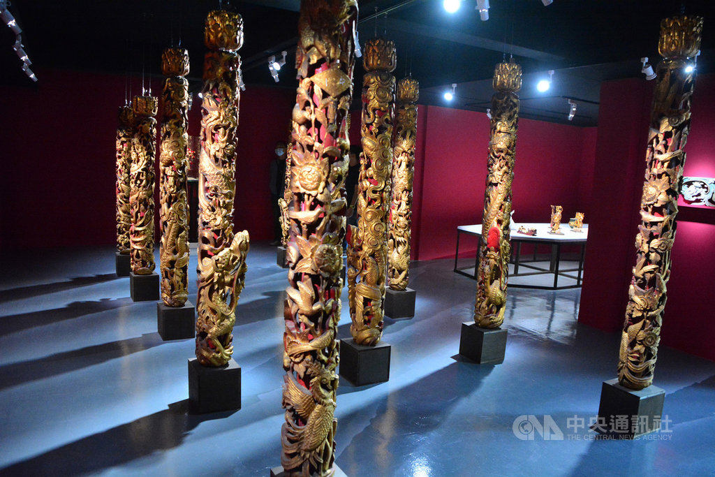 2020大台北當代藝術雙年展30日起正式開展,板橋慈惠宮媽祖廟文物展區陳列傳統木雕列柱等,在傳統與現代的交織中,展現台灣常民信仰之美。中央社記者黃旭昇新北市攝 109年10月30日