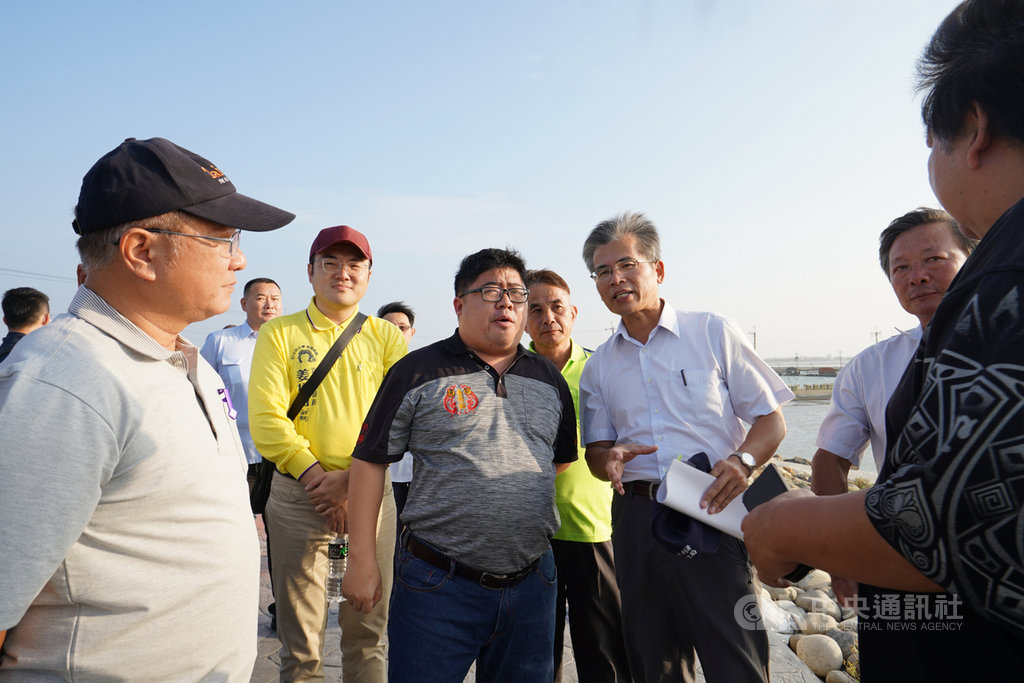 嘉義東石白水湖、壽島美景爆紅,吸引不少遊客,但近來卻發生漲潮時遊客受困壽島的意外,民進黨立委蔡易餘(前左2)30日表示,邀相關單位會勘後,將設潮汐告示牌及臨時廁所、涼亭等,提供安全便利旅遊環境。(蔡易餘提供)中央社記者蔡智明傳真 109年10月30日