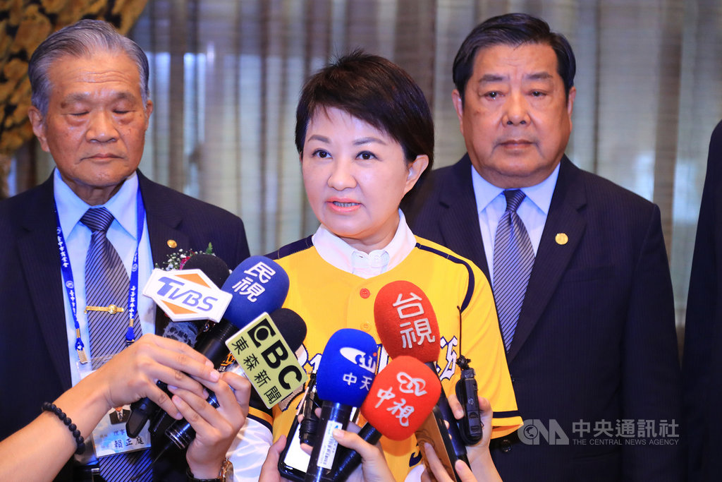 中華職棒7戰4勝制台灣大賽31日將開打,中信兄弟隊與統一獅隊頭兩戰將在台中洲際棒球場交手,台中市長盧秀燕(前)30日受訪時向副總統賴清德喊話,相信中信兄弟將留下總冠軍。(台中市政府提供)中央社記者蘇木春傳真 109年10月30日