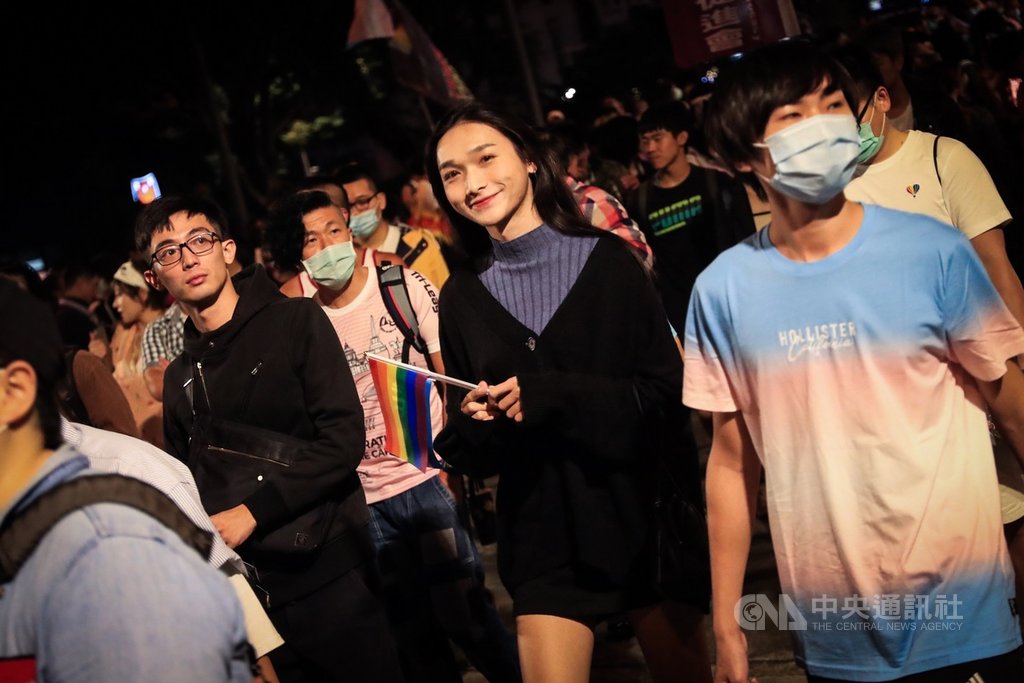 台灣同志諮詢熱線協會30日晚間在台北舉行2020第2屆台灣跨性別遊行,主軸為「鬥陣來去跨」,呼籲民眾打破對於性別的刻板印象,吸引大批民眾響應參與。中央社記者吳家昇攝 109年10月30日