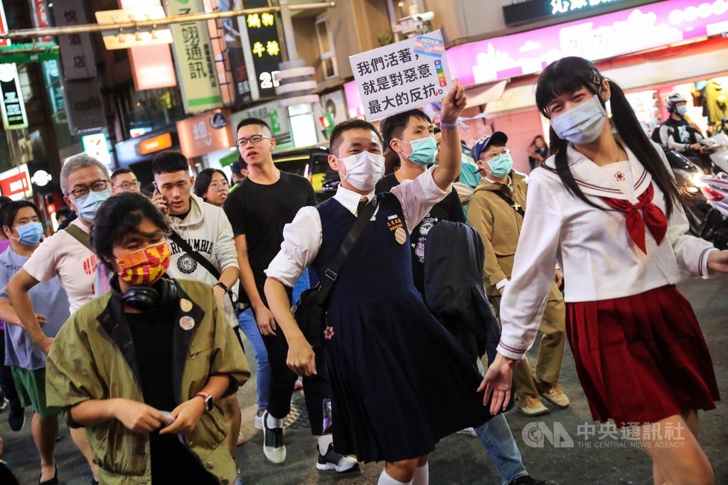 台灣同志諮詢熱線協會30日晚間在台北舉辦2020第2屆台灣跨性別遊行,許多民眾以打破刻板印象的裝扮參與,盼藉行動鼓勵大眾「自己的身體自己做主」。中央社記者吳家昇攝 109年10月30日