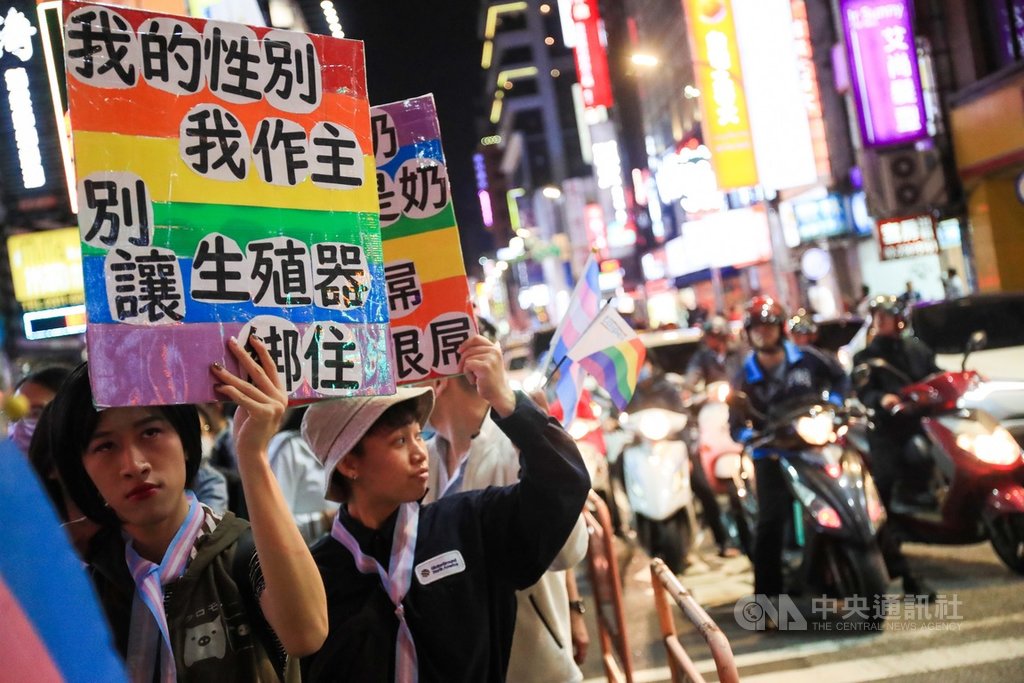 台灣同志諮詢熱線協會30日晚間舉辦2020第2屆台灣跨性別遊行,邀請民眾「鬥陣來去跨」,有參與者舉起看板,強調「我的性別我作主」,盼社會重視跨性別者相關議題。中央社記者吳家昇攝 109年10月30日