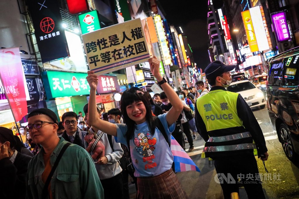 台灣同志諮詢熱線協會在第18屆台灣同志遊行登場前夜,30日晚間於西門町舉辦2020第2屆台灣跨性別遊行,期待所有人都能勇敢跨越社會性別框架、自在做自己。中央社記者吳家昇攝 109年10月30日