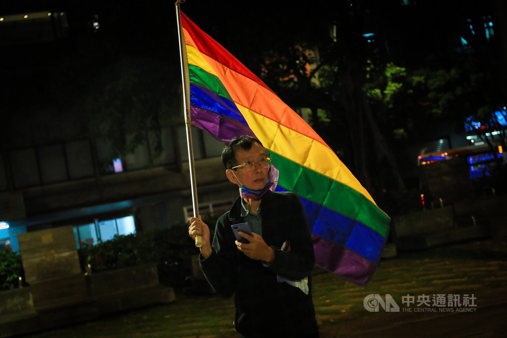 台灣同志諮詢熱線協會30日晚間在台北舉辦2020第2屆台灣跨性別遊行,以行動號召民眾打破性別刻板印象,台灣同志運動先驅祁家威也舉著彩虹旗到場響應中央社記者吳家昇攝 109年10月30日