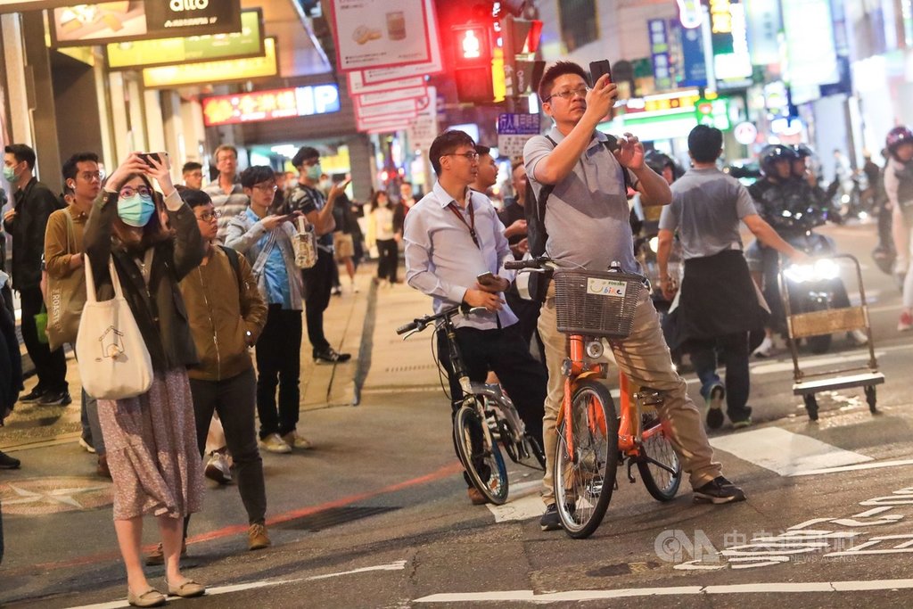 台灣同志諮詢熱線協會30日晚間在台北西門町舉辦2020第2屆台灣跨性別遊行,主題為「鬥陣來去跨」,邀請民眾一起打破性別的刻板印象,遊行隊伍吸引路過民眾注意。中央社記者吳家昇攝 109年10月30日