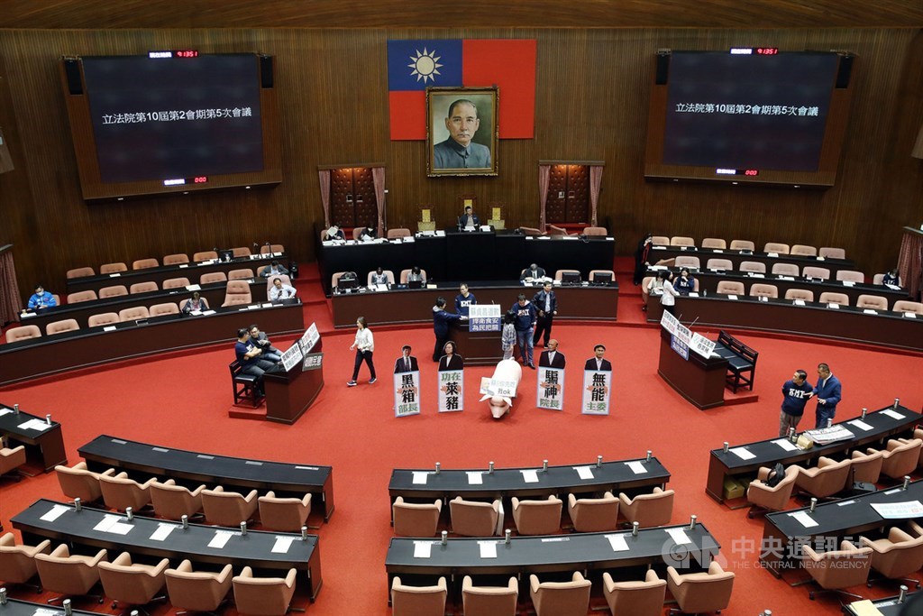國民黨立委不滿行政院長蘇貞昌未就政府放寬含萊克多巴胺的美豬進口道歉,30日上午在蘇貞昌進行施政報告之前,搶先進入議場並占據主席台、官員席、發言台、備詢台及質詢台,使蘇貞昌無法上台報告。中央社記者郭日曉攝 109年10月30日