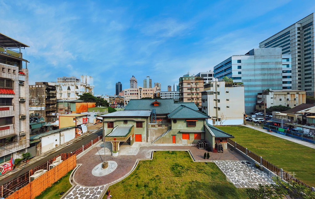 高雄市歷史建築「逍遙園」位於新興區,是棟隱身民宅的日式建築,創建於1940年代,為日本淨土真宗本願寺派第22代法主大谷光瑞在高雄大港埔所建的農園別莊,今年適逢開園80週年,高雄市文化局表示,11月1日將重啟逍遙園。(高雄市文化局提供)中央社記者侯文婷傳真 109年10月30日