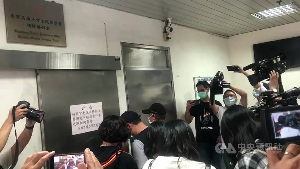 長榮大學馬來西亞籍女學生遭殺害棄屍案,遺體30日下午送高雄市立殯儀館相驗,解剖約在晚間8時多結束,但承辦檢察官僅表示,之後將由發言人統一對外說明。(民眾提供)中央社記者洪學廣傳真 109年10月30日